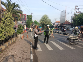 Polsek Semampir Gelar Protap Pagi di Karang Tembok, Antisipasi Kemacetan dan Pelanggaran Lawan Arus
