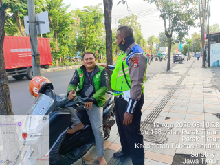 Satlantas Polres Pelabuhan Tanjung Perak Sosialisasikan Tertib Berlalu Lintas kepada Masyarakat