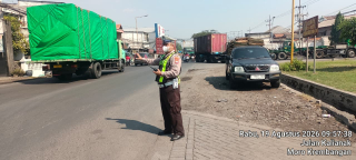 Polsek Krembangan Pantau Arus Lalu Lintas di Depan SPBU Morokrembangan