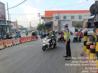 Polsek Asemrowo Gelar Pos Awal di Perlintasan Kereta Api Tambak Mayor, Pantau Kelancaran Arus Lalu Lintas