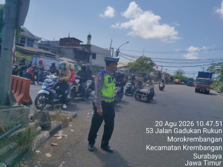 Polsek Krembangan Lakukan Pengaturan Lalu Lintas di Pertigaan Barata, Antisipasi Kepadatan Arah Kalianak