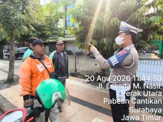 Satlantas Polres Pelabuhan Tanjung Perak Sosialisasikan Tertib Berlalu Lintas kepada Masyarakat