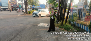 Polsek Krembangan Laksanakan Pengaturan Lalu Lintas Pagi di Simpang Tiga Mbah Ratu