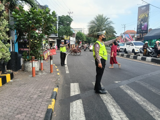 Polsek Semampir Pantau Arus Lalu Lintas di TL Karang Tembok, Antisipasi Kepadatan Jam Kerja