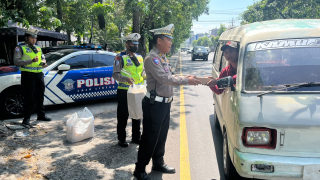Jumat Berkah, Satlantas Polres Pelabuhan Tanjung Perak Bagikan Makanan kepada Pengguna Jalan