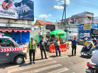 Polsek Semampir Patroli di Pintu Masuk Makam Wisata Religi Sunan Ampel, Antisipasi 3C