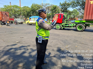 Satlantas Polres Pelabuhan Tanjung Perak Patroli dan Pantau Arus Lalu Lintas di Sejumlah Titik, Antisipasi Kemacetan