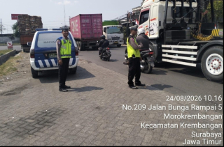 Polsek Krembangan Pantau Arus Lalu Lintas di Jalan Kalianak, Situasi Aman dan Terkendali