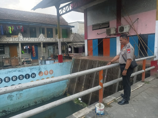 Polsek Krembangan Patroli di Tanjung Sadari dan Jalan Raya Demak, Antisipasi 3C serta Cek Pompa Air