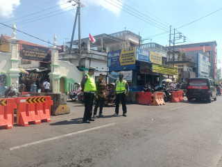 Polsek Semampir Laksanakan Patroli Jogo Perak di Jalan Pegirian, Antisipasi 3C dan Parkir Liar