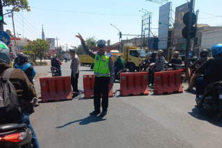 Polsek Krembangan Alihkan Arus dari Jalan Gresik ke Jalan Demak, Antisipasi Kepadatan di Kalianak