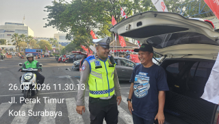 Satlantas Polres Pelabuhan Tanjung Perak Sosialisasikan Tertib Berlalu Lintas kepada Masyarakat