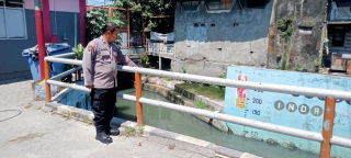 Polsek Krembangan Patroli di Jalan Tanjung Sadari, Pantau Pintu Air dan Debit Air