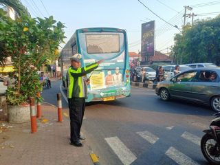 Polsek Semampir Pantau Arus Lalu Lintas di TL Karang Tembok, Antisipasi Kepadatan Jam Berangkat Kerja