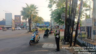 Polsek Krembangan Laksanakan Pengaturan Lalu Lintas Pagi di Simpang Tiga Mbah Ratu