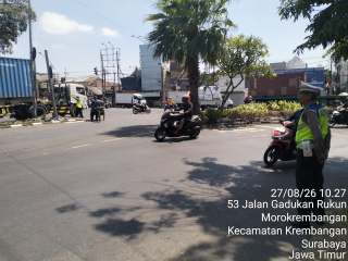 Polsek Krembangan Alihkan Arus Lalu Lintas ke Jalan Demak untuk Antisipasi Kepadatan Kalianak