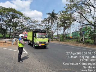 Satlantas Polres Pelabuhan Tanjung Perak Patroli dan Pantau Arus Lalu Lintas di Sejumlah Titik