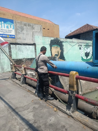 Polsek Krembangan Patroli Tanjung Sadari dan Jalan Raya Demak, Antisipasi 3C serta Cek Pompa Air