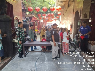 Polsek Pabean Cantikan Amankan Pembagian Beras di Kelenteng Hong Tiek Hian, Berjalan Aman dan Lancar