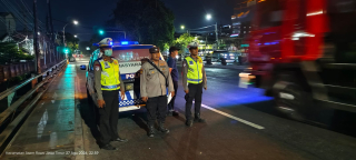 Pawas Polsek Asemrowo Pimpin Patroli Mobile di Jembatan Genting, Antisipasi 3C dan Tawuran Remaja