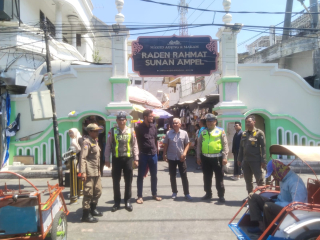 Polsek Semampir Patroli Harkamtibmas di Pintu Masuk Wisata Religi Sunan Ampel, Antisipasi 3C
