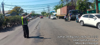 Polsek Krembangan Alihkan Arus Jalan Gresik ke Jalan Demak, Antisipasi Kepadatan di Kalianak