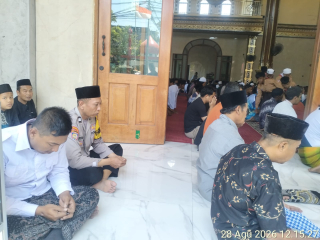 Bhabinkamtibmas Polsek Kenjeran Sholat Jumat Bersama Warga, Sampaikan Imbauan Kamtibmas