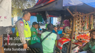 Satlantas Polres Pelabuhan Tanjung Perak Sosialisasikan Tertib Berlalu Lintas kepada Masyarakat