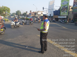 Polsek Krembangan Laksanakan Pos Lalin Pagi di Simpang Tiga Mbah Ratu, Antisipasi Kepadatan Arus