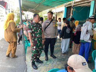 Bhabinkamtibmas Polsek Semampir Amankan Pembagian Bantuan Beras di Kelurahan Wonokusumo