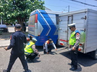 Tingkatkan Kepatuhan dan Tekan Polusi, Satlantas Polres Pelabuhan Tanjung Perak Gelar Operasi Gabungan di Jalan Pegirian