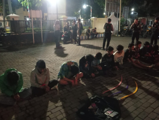 Polisi Gagalkan Rencana Tawuran Dua Kelompok di Jalan Kedung Cowek, 11 Remaja Diamankan,