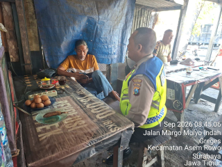 Satlantas Polres Pelabuhan Tanjung Perak Sosialisasikan Tertib Berlalu Lintas kepada Masyarakat
