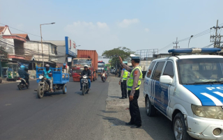 Polsek Krembangan Patroli di Jalan Kalianak Timur, Antisipasi Kemacetan dan Rawan Laka