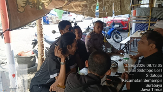 Bhabinkamtibmas Polsek Semampir Sambang Warga di Kedai Kopi, Imbau Waspada Penipuan Medsos