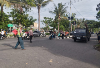 Bhabinkamtibmas Sidotopo Wetan Polsek Kenjeran Laksanakan Pos Awal dan Pengaturan Lalu Lintas