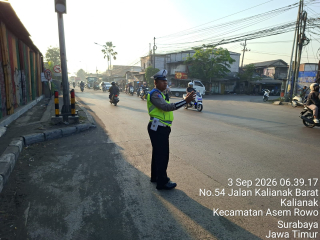 Satlantas Polres Pelabuhan Tanjung Perak Tindak Pelanggaran Rambu Jam Larangan di Jalan Kalianak dan TL Karang Tembok