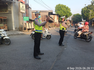 Polsek Asemrowo Gelar Pos Awal di Perlintasan Kereta Api Jalan Tambak Mayor