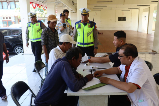 Cegah Kecelakaan, Polres Pelabuhan Tanjung Perak, Ramp Check Bus Peziarah di Sunan Ampel.