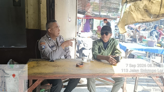 Bhabinkamtibmas Ujung Sambangi SMAN 8, Sampaikan Pesan Kamtibmas kepada Petugas Keamanan