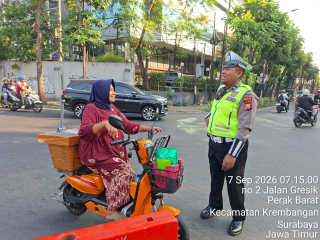 Satlantas Polres Pelabuhan Tanjung Perak Sosialisasikan Tertib Berlalu Lintas kepada Masyarakat