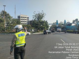 Satlantas Polres Pelabuhan Tanjung Perak Intensifkan Patroli dan Pengaturan Arus Lalu Lintas di Sejumlah Titik