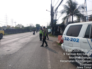 Polsek Krembangan Pantau Arus Lalu Lintas Jalan Kalianak, Antisipasi Kemacetan dan Kecelakaan