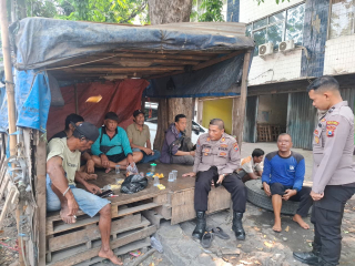 Kasat Binmas Polres Pelabuhan Tanjung Perak Cangkrukan Bersama Masyarakat Perak Utara, Sampaikan Pesan Kamtibmas