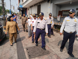 Polres Pelabuhan Tanjung Perak Tindaklanjuti Atensi Wali Kota, Tertibkan Parkir di Atas Pedestrian Kawasan Ampel