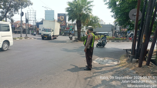 Polsek Krembangan Pantau Arus Lalu Lintas di Simpang Tiga Mbah Ratu, Antisipasi 3C dan Kerawanan Lalu Lintas