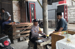 Bhabinkamtibmas Bulak Banteng Sambang Warga, Sampaikan Pesan Kerukunan dan Keamanan Kendaraan