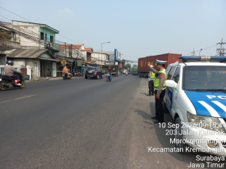 Polsek Krembangan Pantau Arus Lalu Lintas Sepanjang Jalan Kalianak, Pastikan Situasi Aman Terkendali