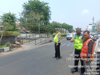Polsek Semampir Patroli Harkamtibmas di Depan Pintu Masuk Religi Sunan Ampel, Antisipasi 3C