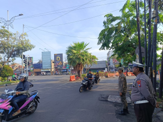 Polsek Krembangan Pantau Arus Lalu Lintas di Pertigaan Mbah Ratu, Ramai Lancar Terkendali